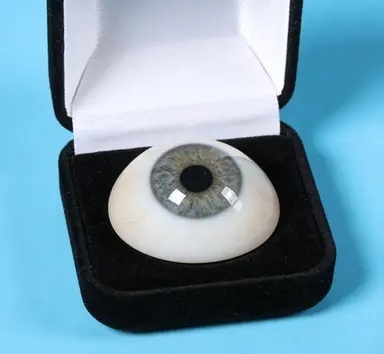 正目义眼技师进行义眼定制